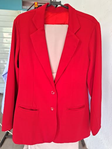 Blazer vermelho passado com perfeição, sem vincos