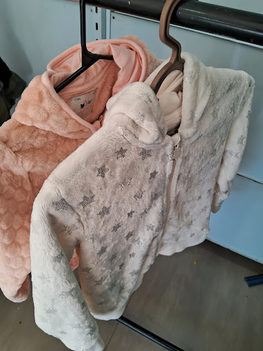 Jaquetas felpudas rosa e salmão limpas e macias