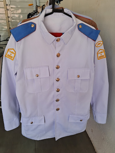 Farda/uniforme militar branco impecavelmente lavado e passado